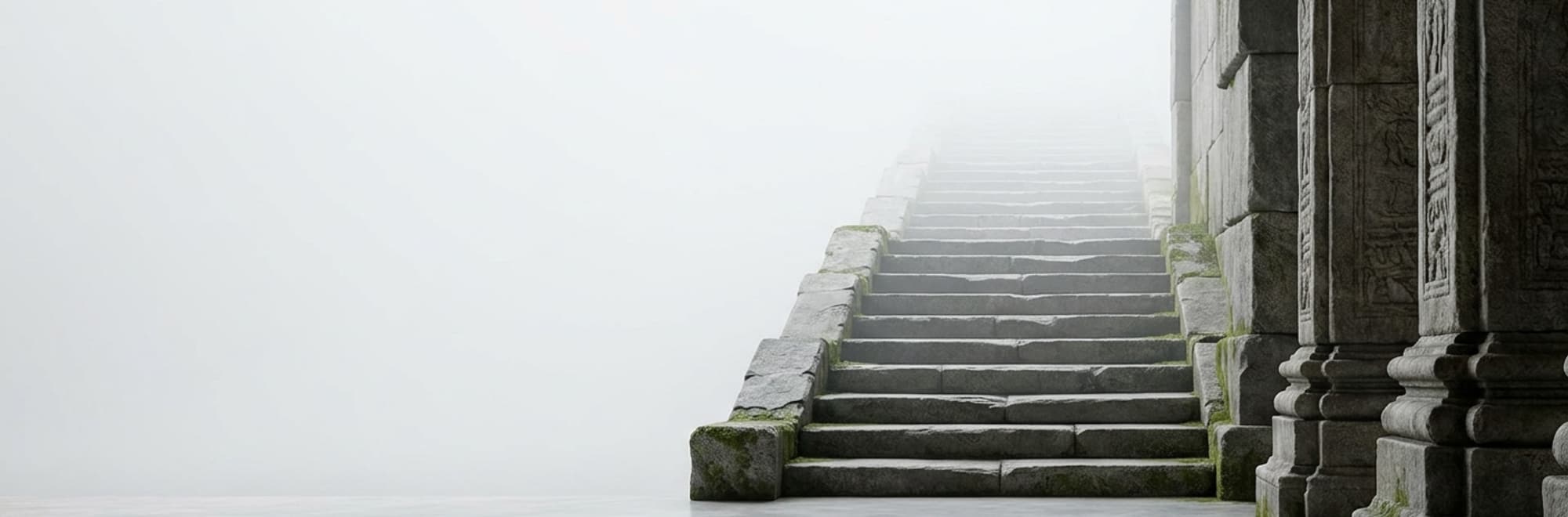 Escalera de piedra antigua que asciende y se pierde en la niebla.